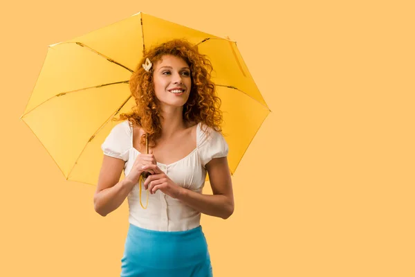 Femme gaie posant avec parapluie isolé sur jaune — Photo de stock