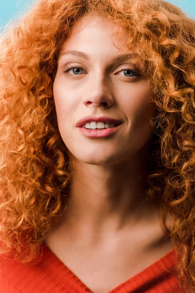 Retrato de bela mulher ruiva sorridente isolado em azul — Fotografia de Stock