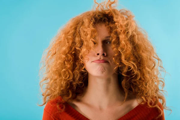 Retrato de bela ruiva jovem mulher isolada em azul — Fotografia de Stock