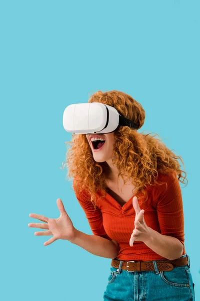 Emotionale Frau schreit in Virtual-Reality-Headset isoliert auf blau — Stockfoto