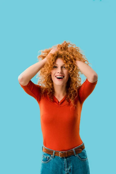 Portrait de excité rousse fille isolé sur bleu — Photo de stock