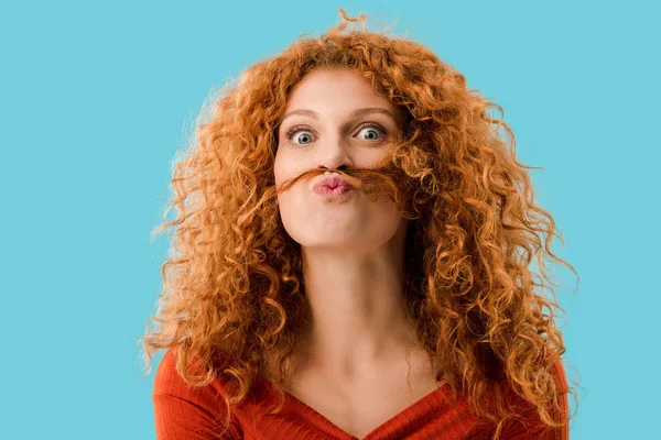 Bella rossa ragazza divertirsi isolato su blu — Foto stock