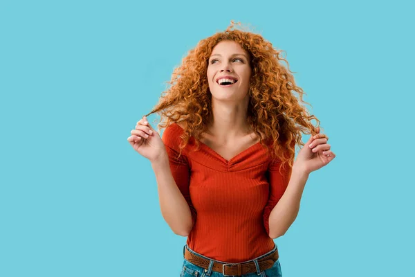 Retrato de menina ruiva rindo isolado em azul — Fotografia de Stock