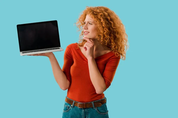 Rousse femme tenant ordinateur portable avec écran blanc isolé sur bleu — Photo de stock