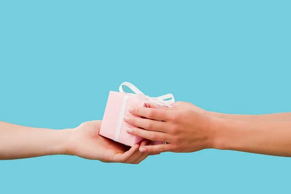 Cropped view of couple holding present isolated on blue — Stock Photo