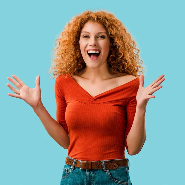 Retrato de bela mulher excitada isolado em azul — Fotografia de Stock