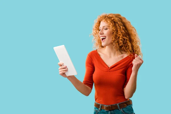 Aufgeregtes Mädchen mit digitalem Tablet isoliert auf blauem Grund — Stockfoto