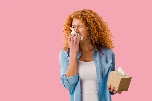 Mujer molesta llorando con servilletas de papel, aislado en rosa - foto de stock