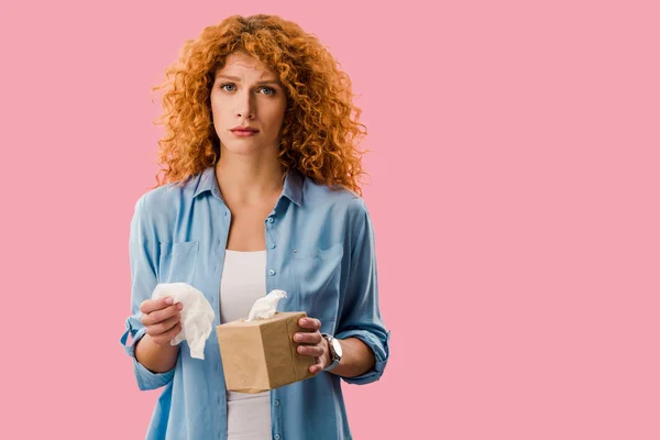 Hermosa mujer triste llorando con servilletas de papel, aislado en rosa - foto de stock