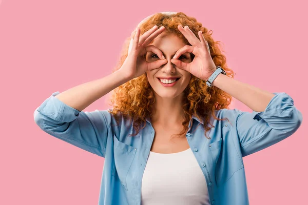 Sorridente ragazza che fa occhiali da mani, isolato su rosa — Foto stock