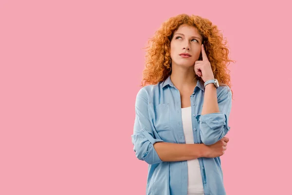 Belle rousse réfléchie femme isolée sur rose — Photo de stock