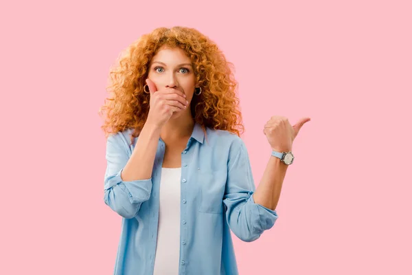 Atractivo sorprendido chica pelirroja señalando aislado en rosa - foto de stock