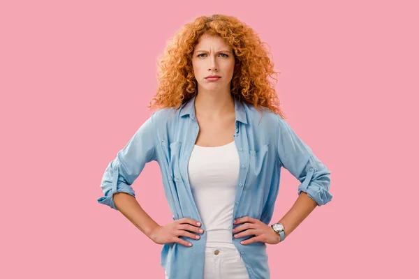 Menina ruiva atraente de mau humor isolado em rosa — Fotografia de Stock