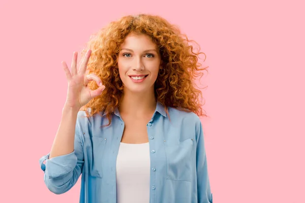 Menina ruiva alegre mostrando sinal ok isolado em rosa — Fotografia de Stock