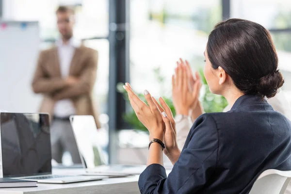 Rückenansicht einer Geschäftsfrau, die während einer Konferenz im Amt applaudiert — Stockfoto