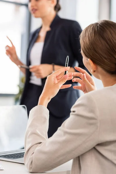 Vista cortada de duas mulheres de negócios em desgaste formal no escritório — Fotografia de Stock