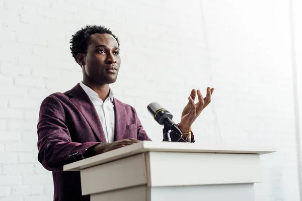 Африканский американский бизнесмен в официальной одежде говорит во время конференции — стоковое фото