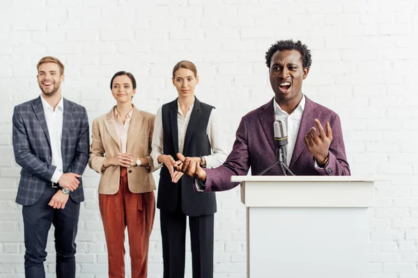 Afrikanisch-amerikanischer Geschäftsmann in offizieller Kleidung spricht während der Konferenz — Stockfoto