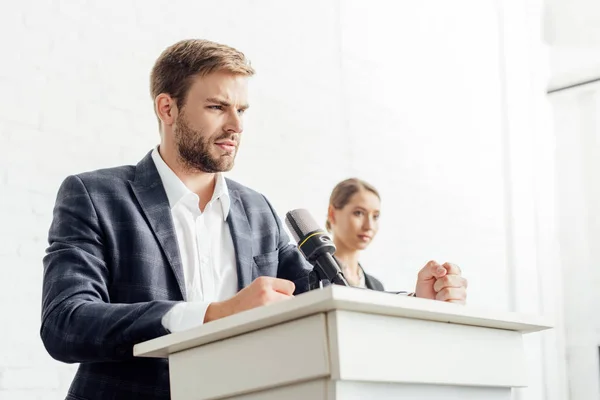 Homem de negócios em desgaste formal falando durante conferência na sala de conferências — Fotografia de Stock