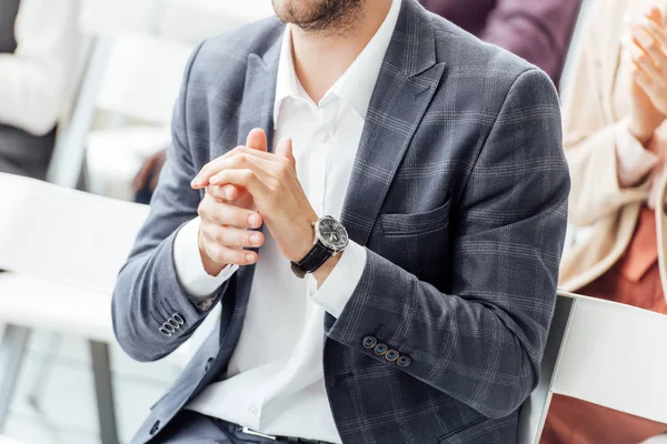 Vista ritagliata di uomo d'affari in abbigliamento formale applauso durante la conferenza — Foto stock