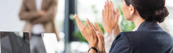 Tiro panorâmico de empresários em desgaste formal batendo palmas no escritório — Fotografia de Stock