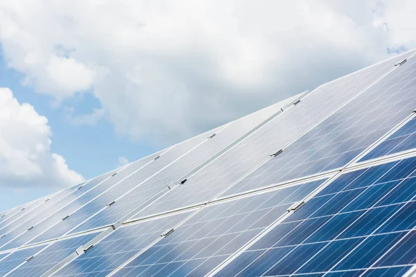 Céu nublado e baterias de energia solar azul com espaço de cópia — Fotografia de Stock