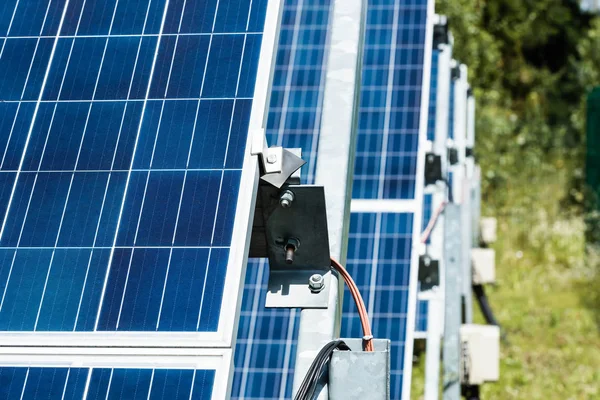 Enfoque selectivo de las baterías de energía solar azul con espacio de copia - foto de stock