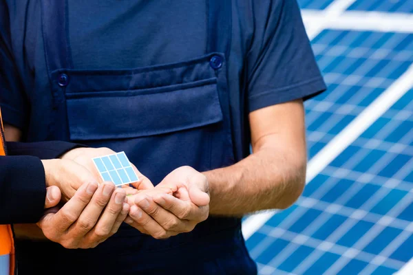 Vista ritagliata di ingegnere e tenendo modello di batteria solare — Foto stock
