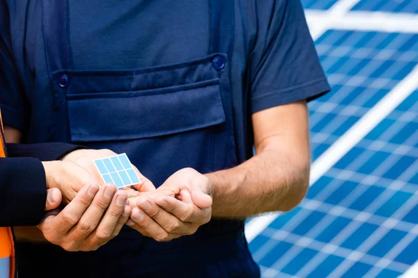 Ausgeschnittene Ansicht des Ingenieurs und Halters des Solarbatteriemodells — Stockfoto