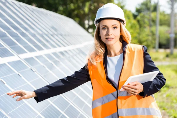 Donna d'affari in giubbotto di sicurezza e hardhat con tablet digitale — Foto stock