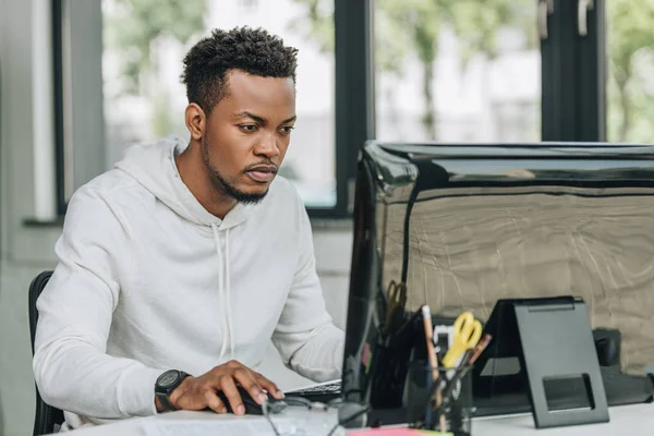 Programador americano africano atento que trabalha no computador no escritório — Fotografia de Stock