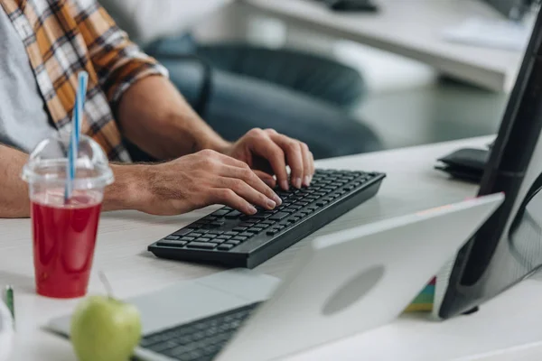 Vue recadrée du programmeur travaillant sur ordinateur dans le bureau — Photo de stock