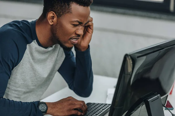 Programador afro-americano descontente olhando para monitor de computador no escritório — Fotografia de Stock