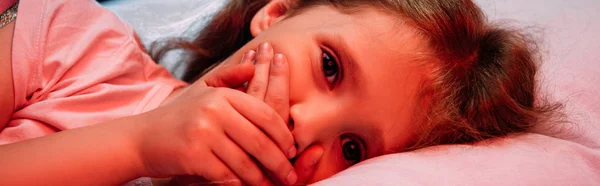 Panoramaaufnahme eines verängstigten Kindes, das Schweigezeichen zeigt, während es im Bett liegt — Stockfoto