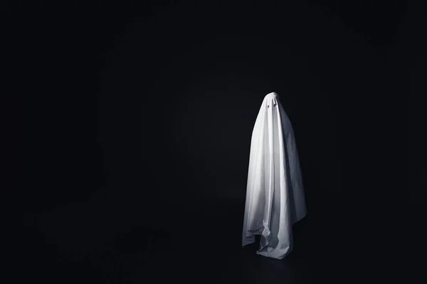 Spaventoso fantasma in lenzuolo bianco isolato su nero con spazio copia — Foto stock