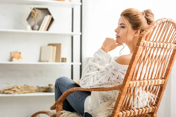 Mulher atraente em suéter branco sentado na cadeira de balanço — Fotografia de Stock