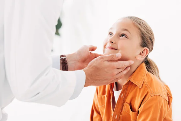 Kinderärztin im weißen Kittel untersucht Kind in Klinik — Stockfoto