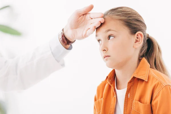 Vista parcial del pediatra en bata blanca tomando la temperatura del niño - foto de stock