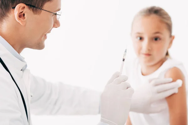 Visão parcial do pediatra fazendo injeção em criança isolada em branco — Fotografia de Stock