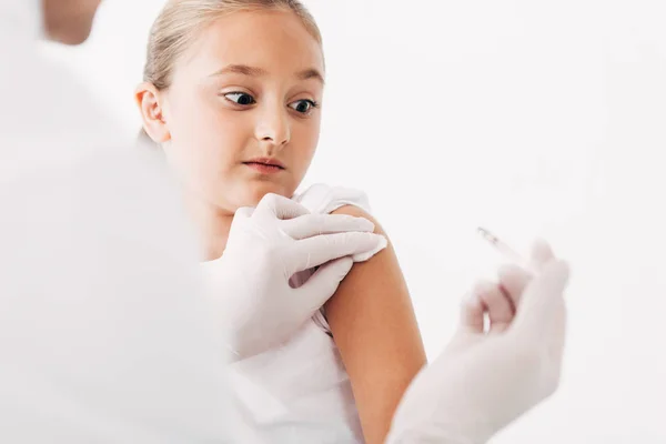 Vue partielle du pédiatre faisant l'injection à l'enfant isolé sur blanc — Photo de stock