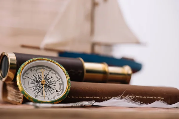 Boussole près du livre de copie en cuir et télescope — Photo de stock