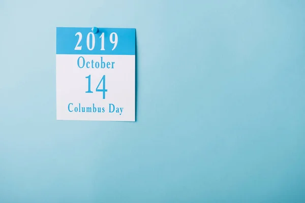 Calendrier en papier avec inscription Columbus Day isolé sur bleu — Photo de stock