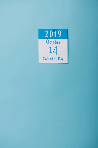 Calendario de papel blanco con inscripción Columbus Day aislada en azul - foto de stock