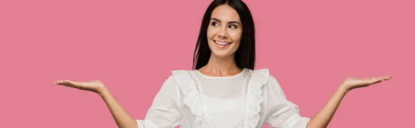 Plano panorámico de mujer alegre en vestido blanco gesto aislado en rosa - foto de stock