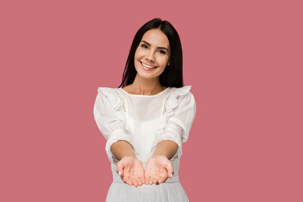 Allegra giovane donna con le mani a coppa isolato su rosa — Foto stock