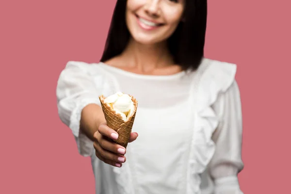 Обрезанный вид счастливой женщины, держащей вкусное мороженое конус изолирован на розовый — стоковое фото