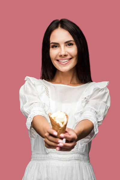 Foco seletivo da mulher feliz segurando saboroso cone de sorvete isolado em rosa — Fotografia de Stock