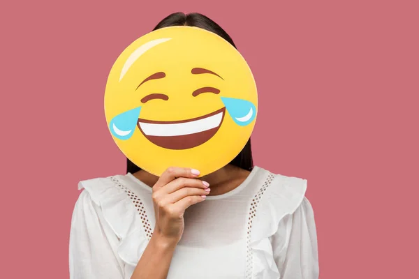 Kyiv, ukraine - 8. August 2019: junge Frau bedeckt Gesicht mit Smiley isoliert auf rosa — Stockfoto