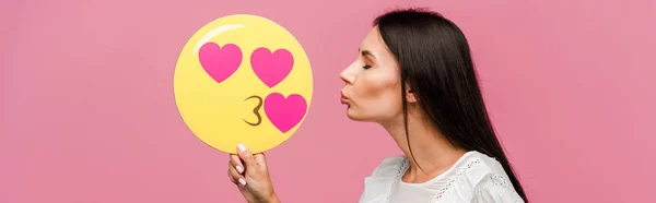 KYIV, UCRANIA - 8 de agosto de 2019: plano panorámico de una mujer sosteniendo un beso sonriente aislado en rosa - foto de stock