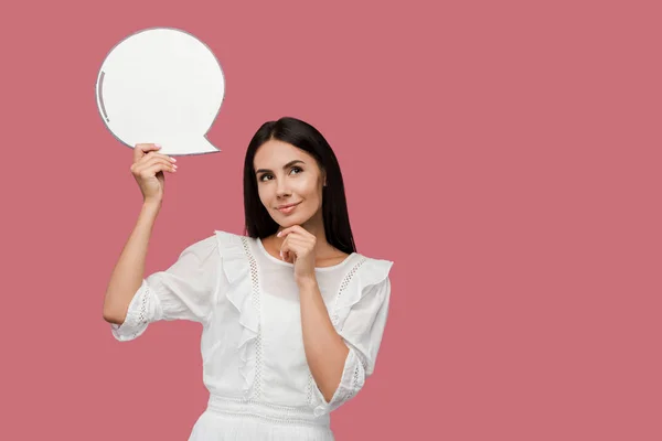 Mujer feliz sosteniendo burbuja de habla en blanco aislado en rosa - foto de stock